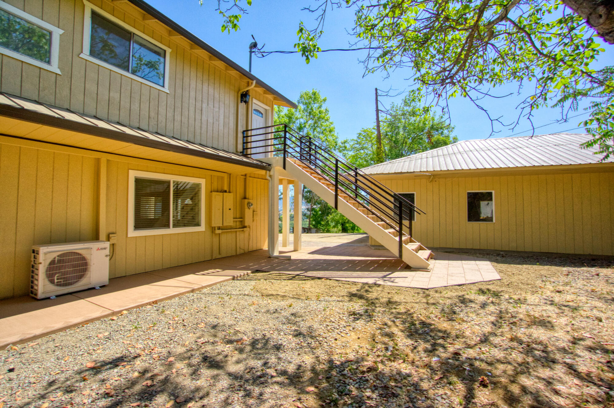 665-667 South Stage Road Medford, OR 97501 - Photo 21 of 70 667-S-Stage-Road-Medford-Guest-Entry-3