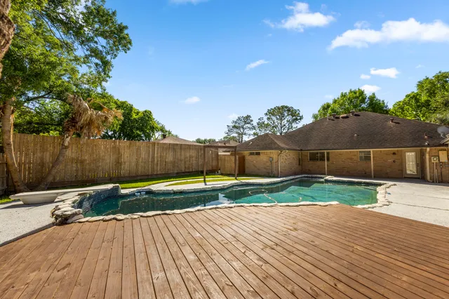 a view of a backyard