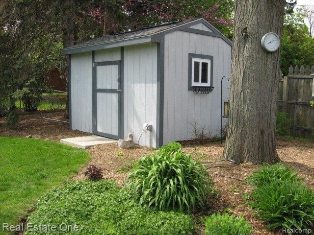 16333 Farmington Road Livonia, MI 48154 - Photo 23 of 25 shed stays