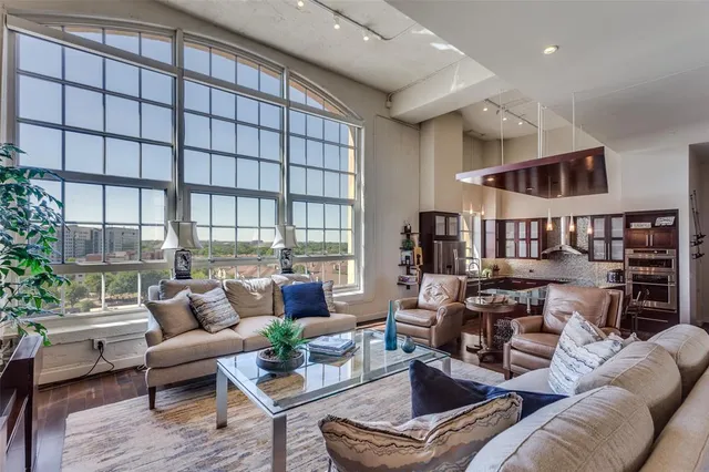 $1,195,000 | 2600 West 7th Street, Unit 1717, Fort Worth, TX 76107