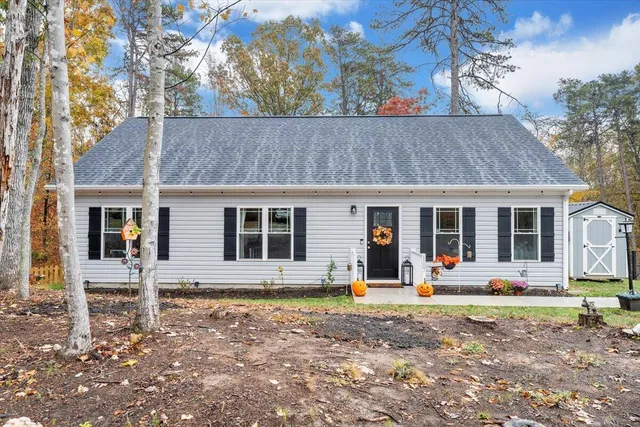 a view of a house with a yard