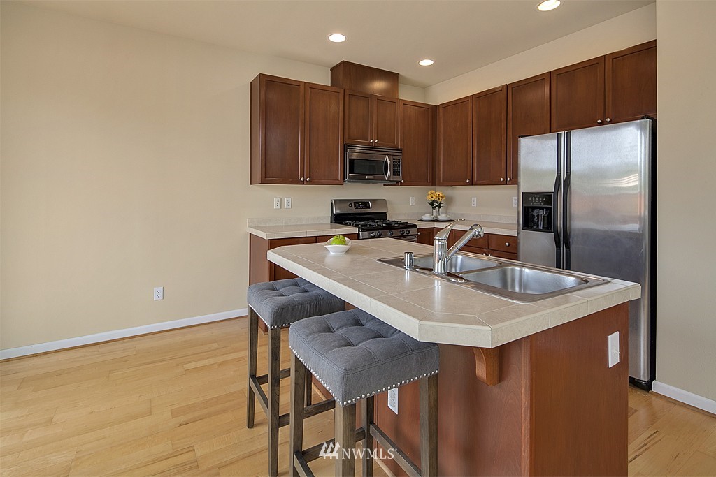 4016 Northeast 4th Place Renton, WA 98056 - Photo 3 of 15 Gallery Image 3