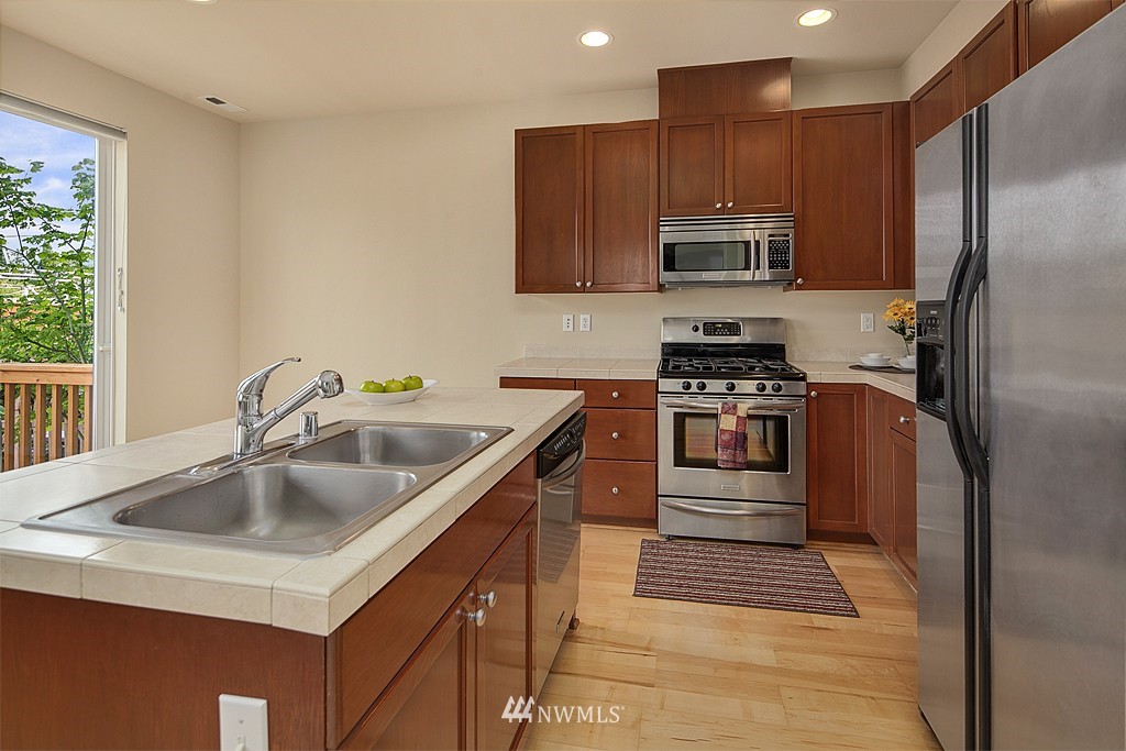 4016 Northeast 4th Place Renton, WA 98056 - Photo 4 of 15 Gallery Image 4