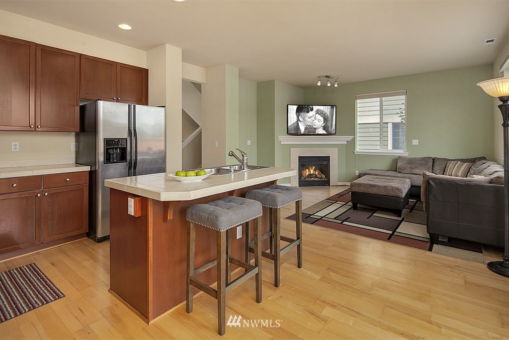 4016 Northeast 4th Place Renton, WA 98056 - Photo 5 of 15 Gallery Image 5