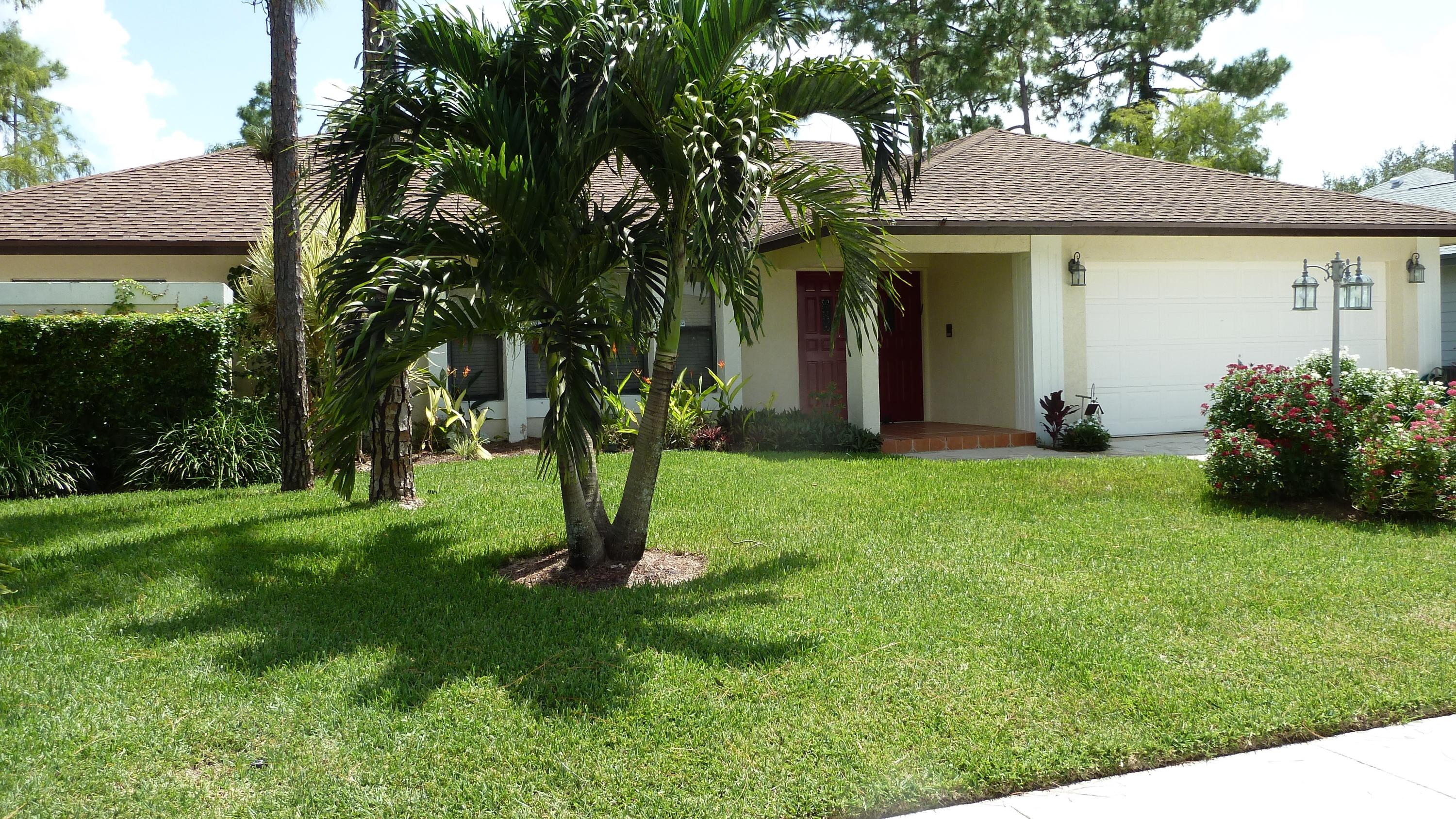1075 Raintree Lane Wellington, FL 33414 - Photo 2 of 21 Exterior