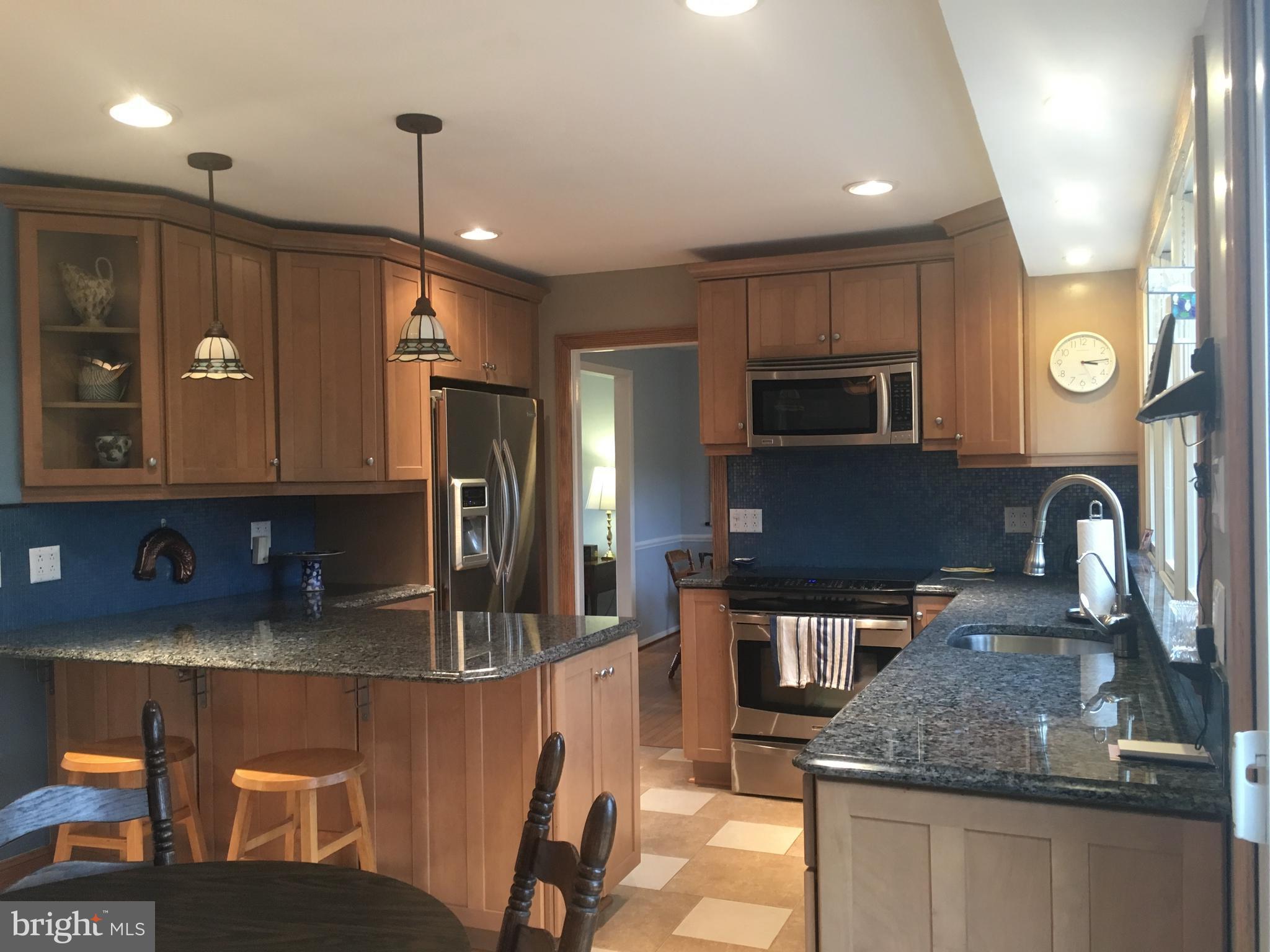 5201 Lynngate Road Columbia, MD 21044 - Photo 4 of 29 Newer Kitchen With Breakfast Peninsula