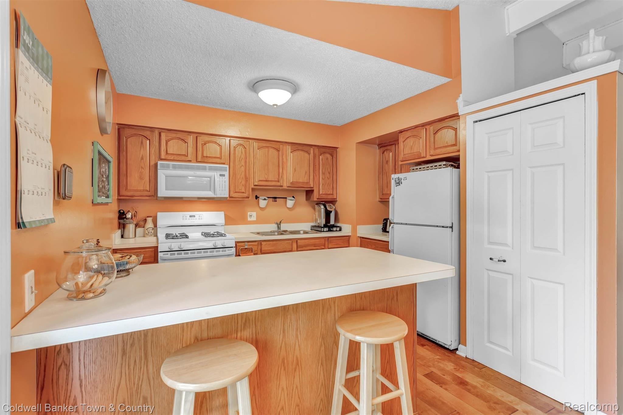 2815 West Commerce Road Milford, MI 48380 - Photo 10 of 43 Kitchen with peninsula seating