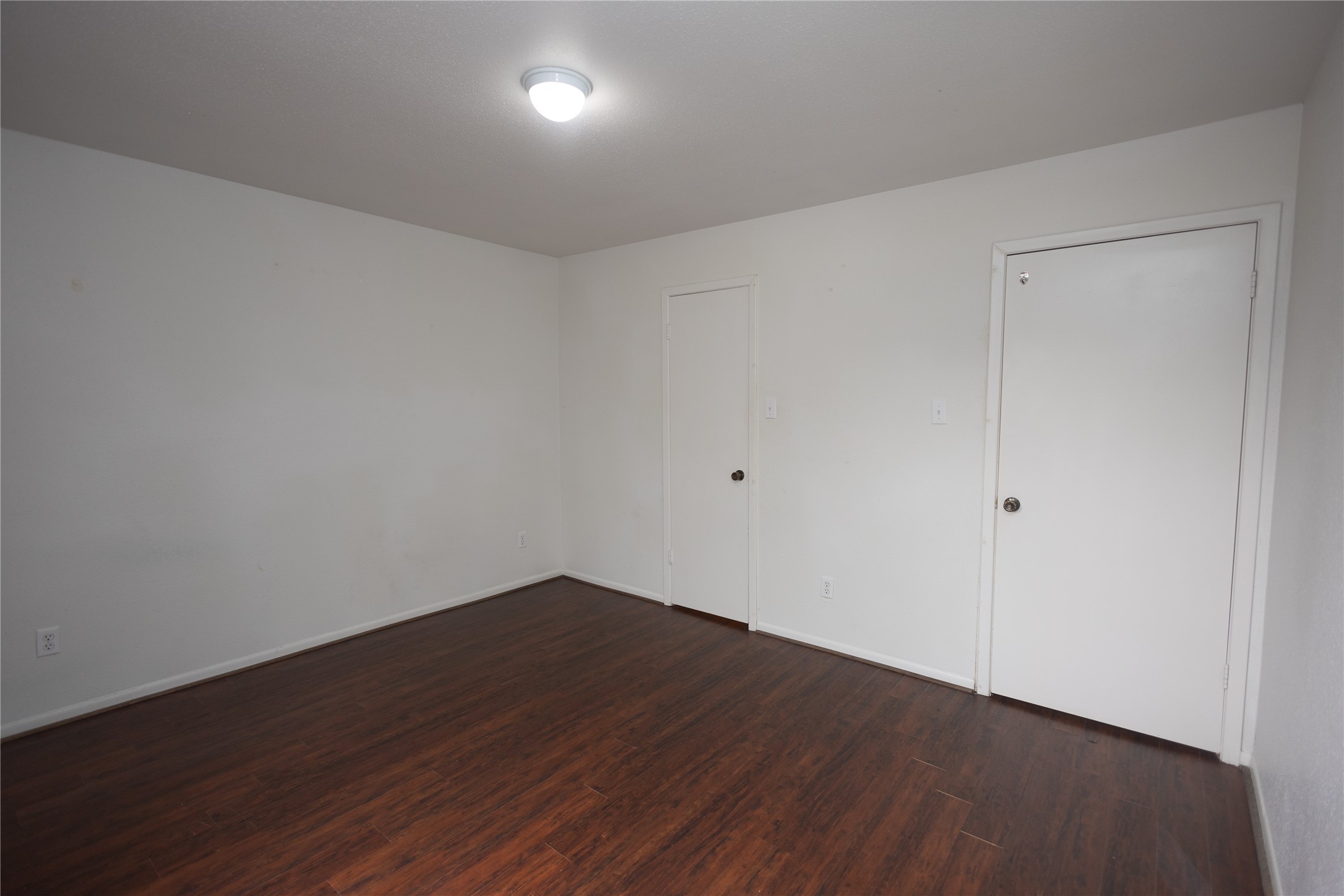 8100 Cambridge Street, Unit 89 Houston, TX 77054 - Photo 16 of 41 Alternate view of the downstairs secondary bedroom.