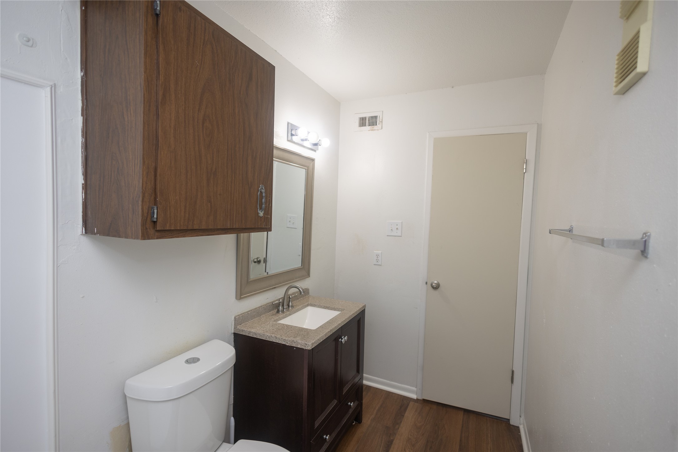 8100 Cambridge Street, Unit 89 Houston, TX 77054 - Photo 21 of 41 Alternate view of the downstairs secondary bathroom with a tub/shower combo and single-sink vanity.