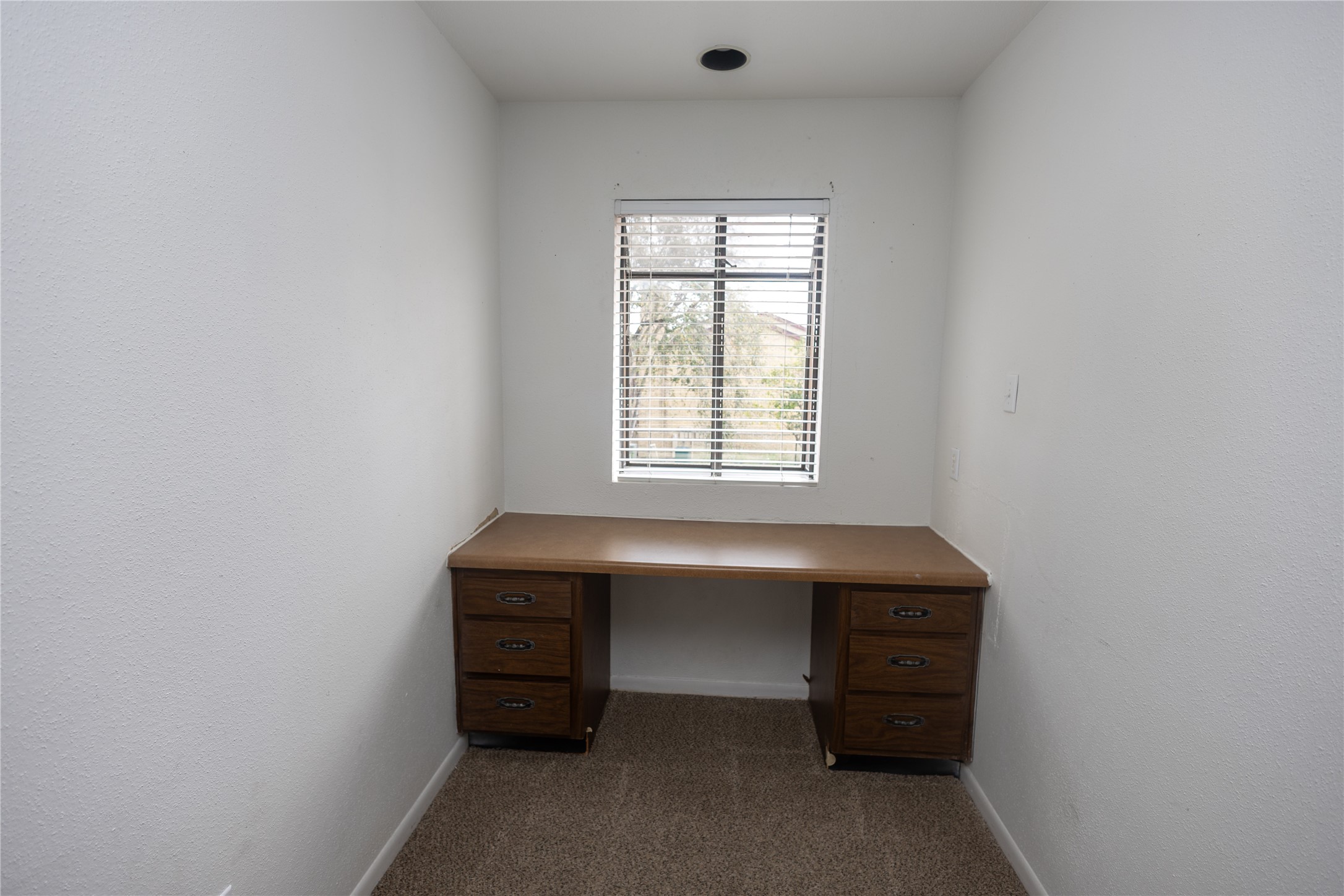 8100 Cambridge Street, Unit 89 Houston, TX 77054 - Photo 31 of 41 Closer view of the built in desk/work area with ample natural light.
