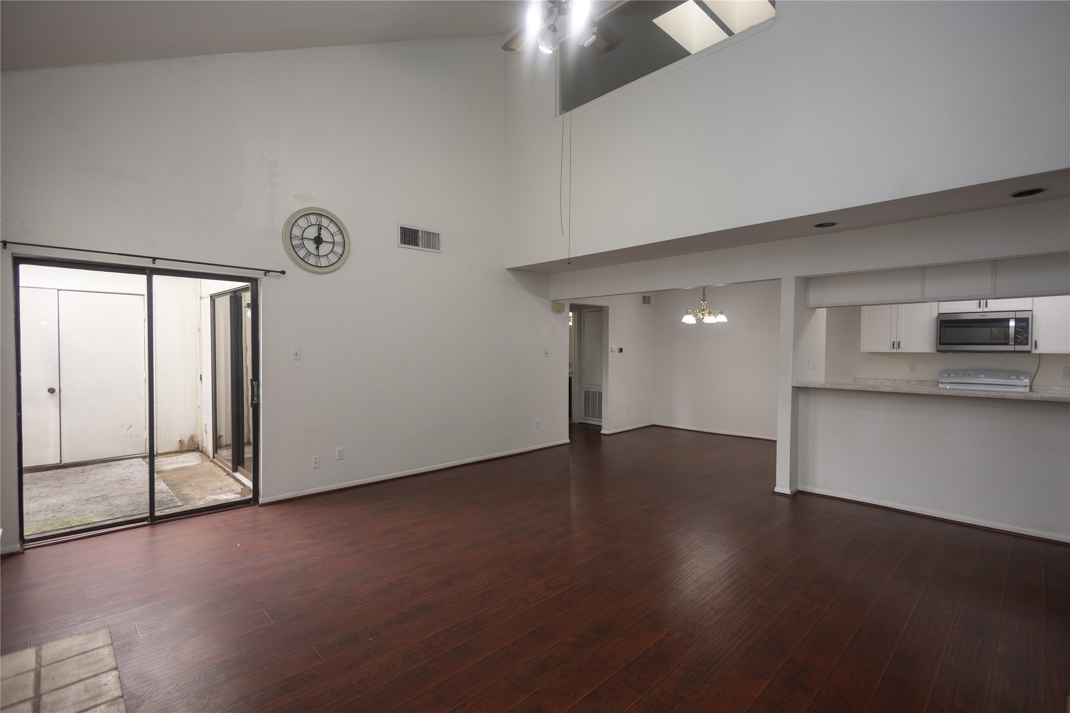 8100 Cambridge Street, Unit 89 Houston, TX 77054 - Photo 4 of 41 Bright, open living space with soaring ceilings, seamless flow through living area into dinning and kitchen. Sliding door leads to private patio.