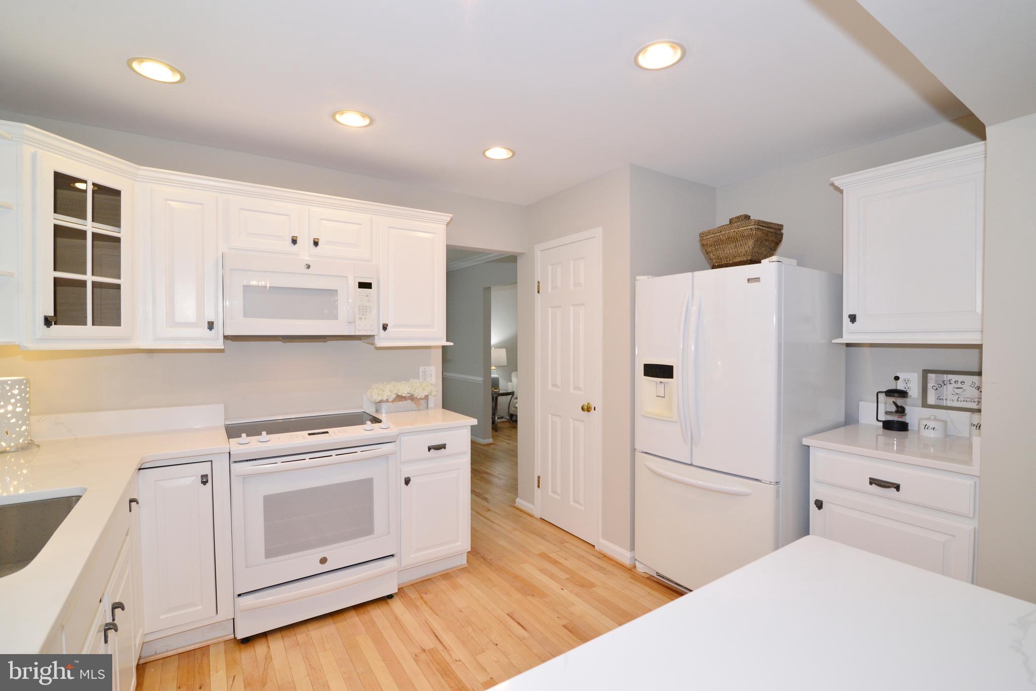 11617 Quail Ridge Court Reston, VA 20194 - Photo 7 of 36 Bright and Light Kitchen with Quartz Counters.