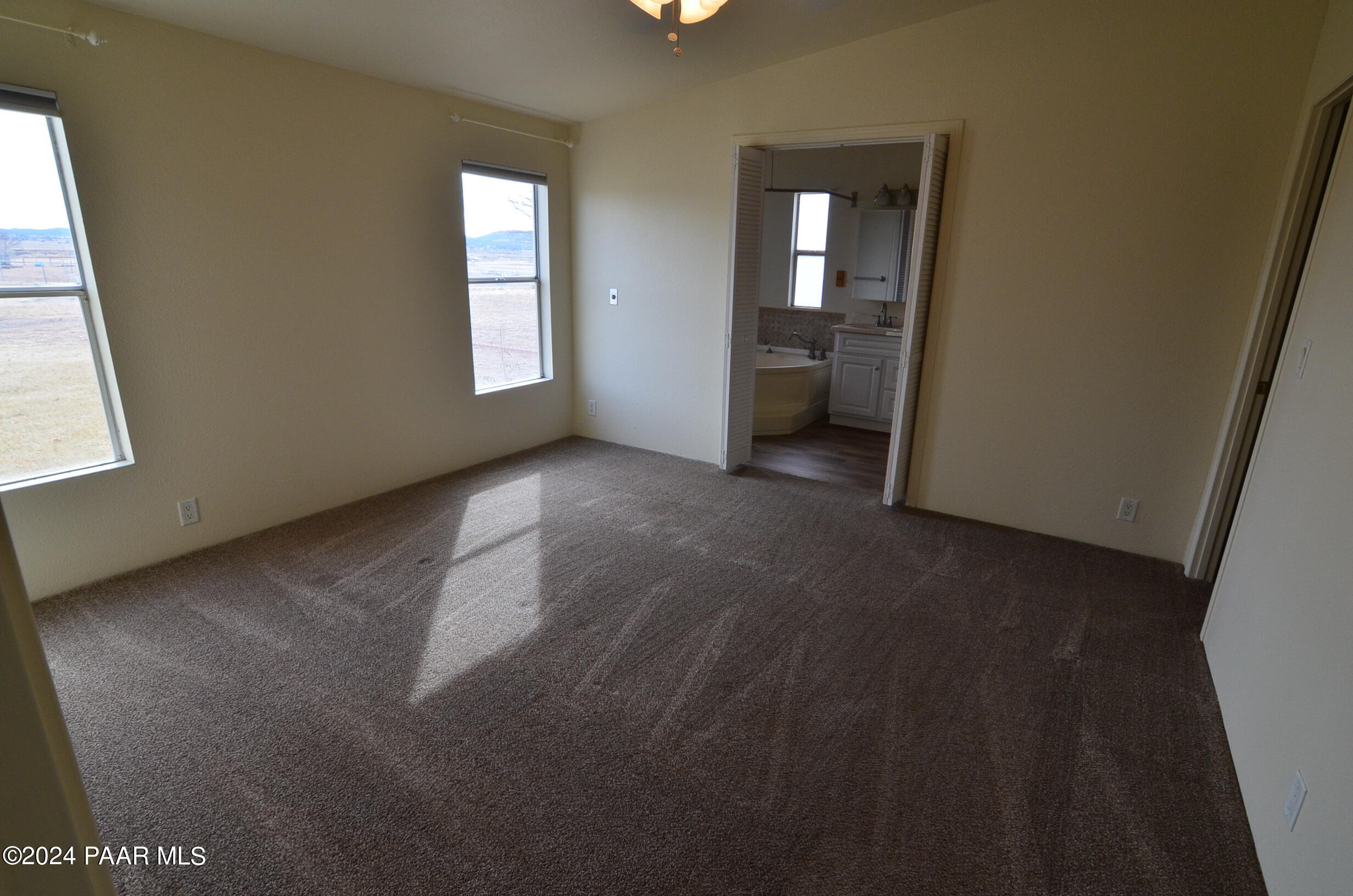 1240 Saddle Road Paulden, AZ 86334 - Photo 25 of 40 an empty room with mirror and windows
