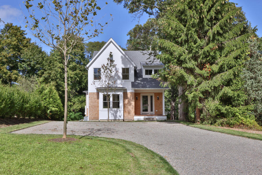 34 Davis Street Vineyard Haven, MA 02568 - Photo 2 of 26 a front view of a house with a garden
