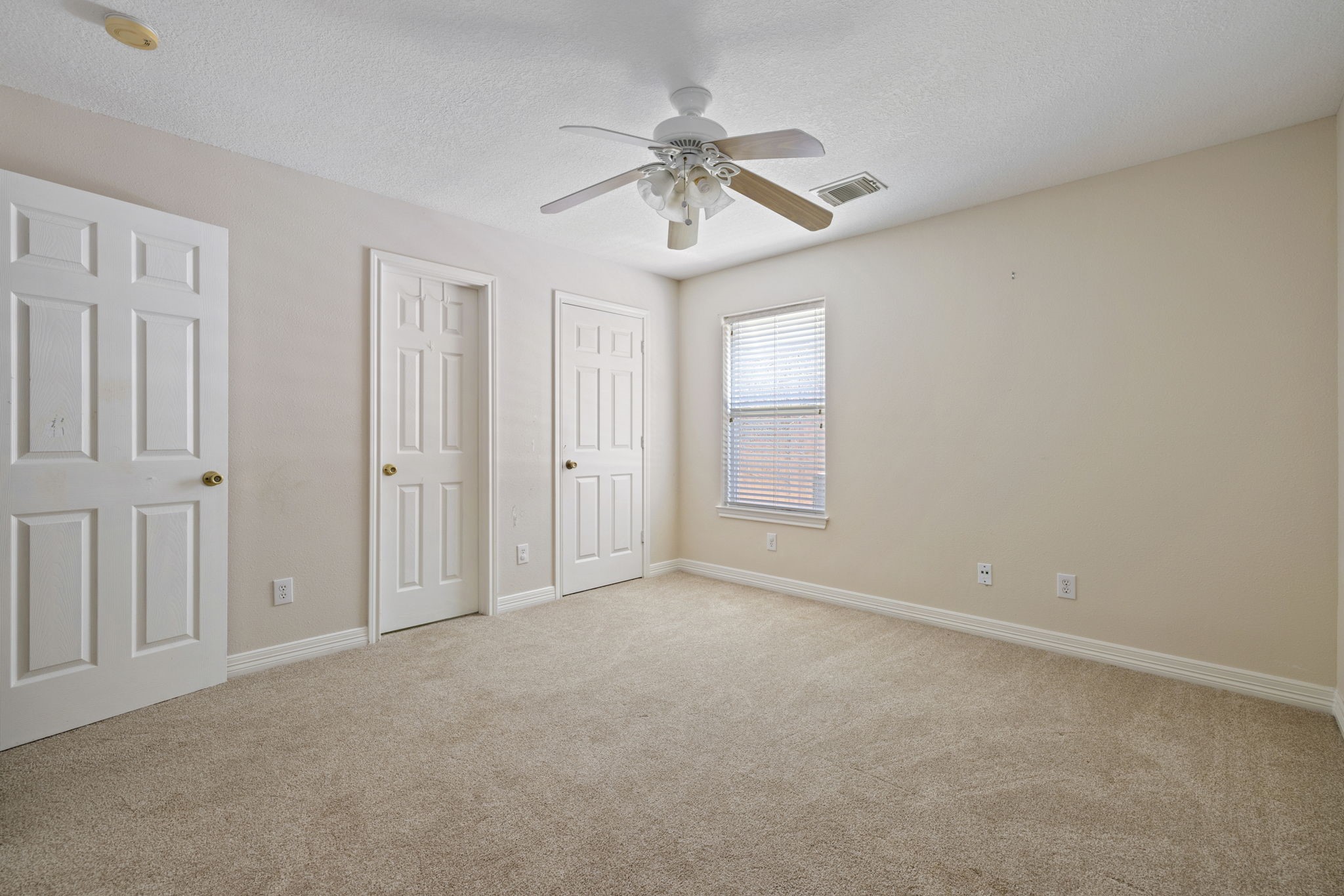 8022 Duffield Lane Houston, TX 77071 - Photo 16 of 19 an empty room with fan and windows
