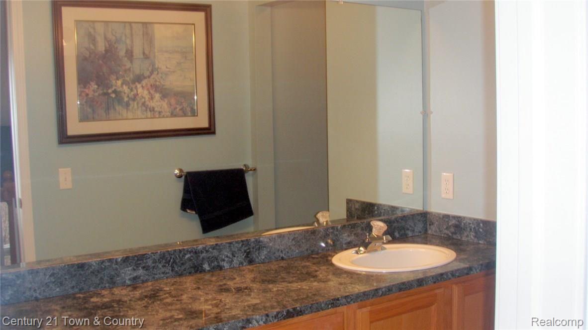 2181 Clinton View Circle Rochester, MI 48309 - Photo 19 of 34 P1010032-001.JPG