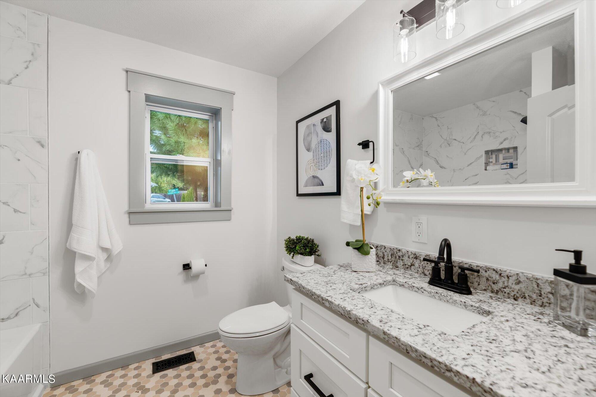 113 Victoria Road Oak Ridge, TN 37830 - Photo 14 of 23 Bathroom #1
