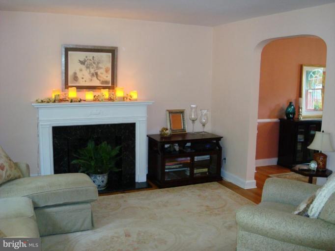 139 Murdock Road Baltimore, MD 21212 - Photo 22 of 25 Living Room/Dining Room