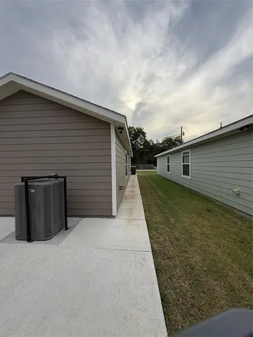 a house view with backyard space