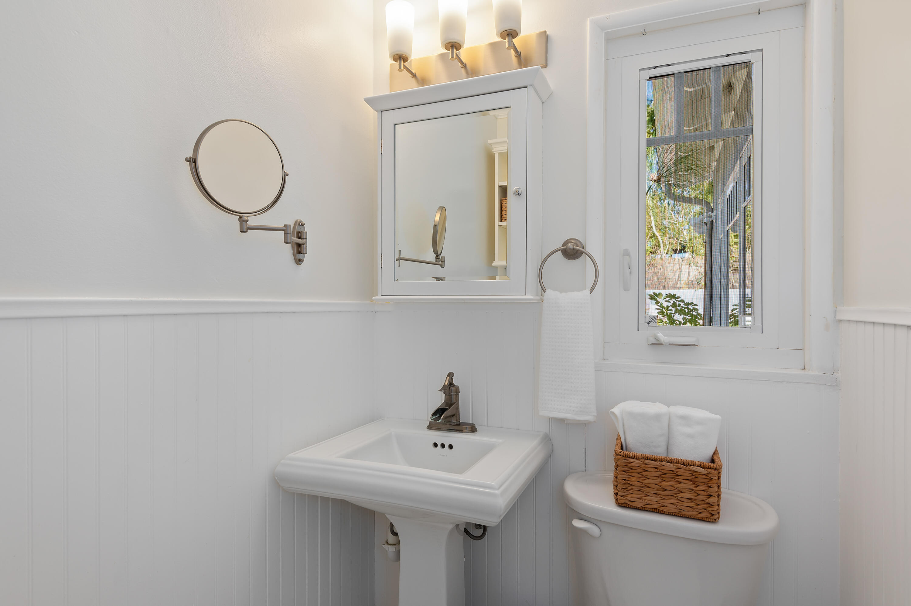 434 Terrace Road Santa Barbara, CA 93109 - Photo 17 of 31 17 - Bedroom 2 - Half Bath
