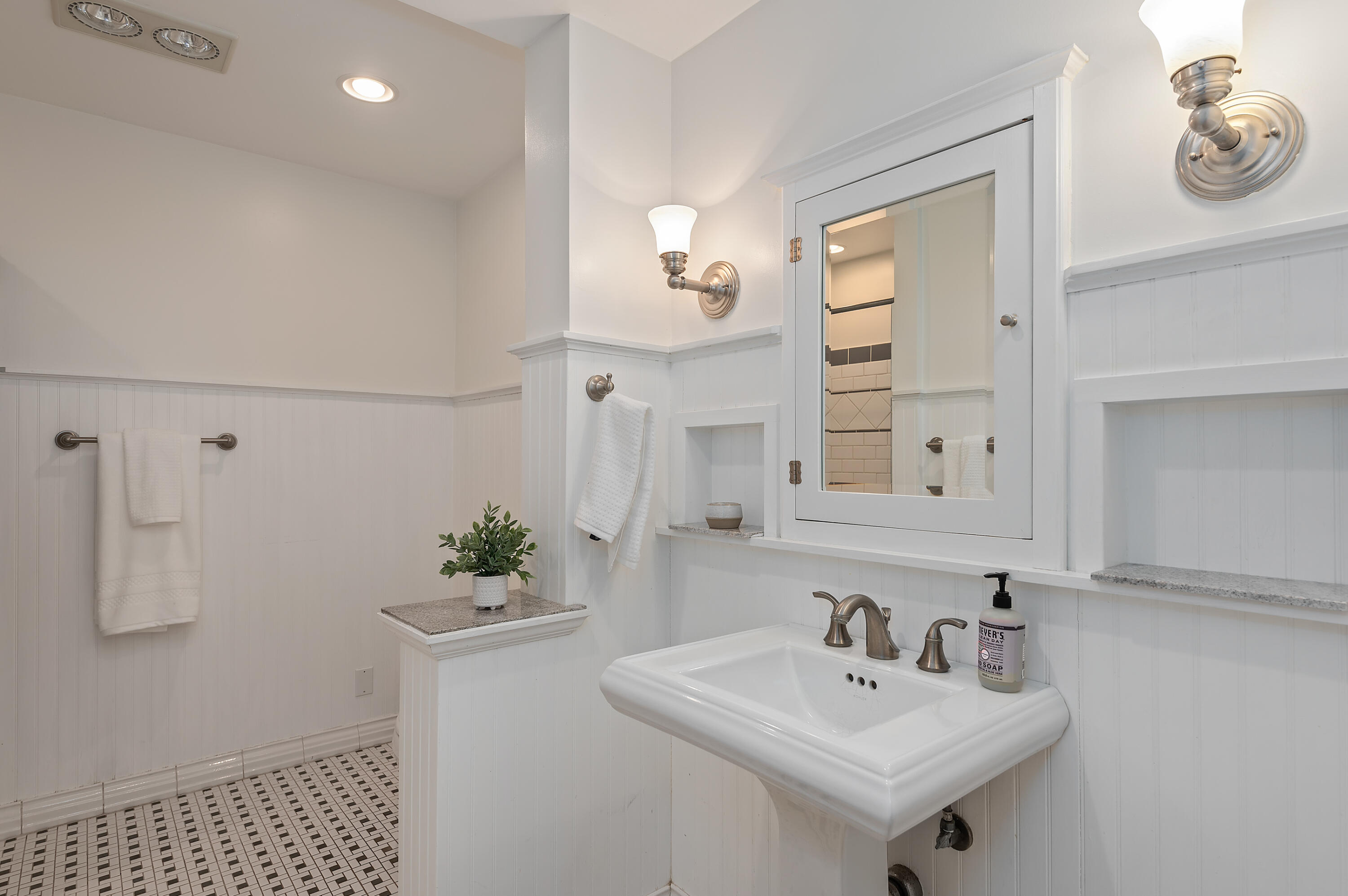 434 Terrace Road Santa Barbara, CA 93109 - Photo 19 of 31 19 - Bathroom 2