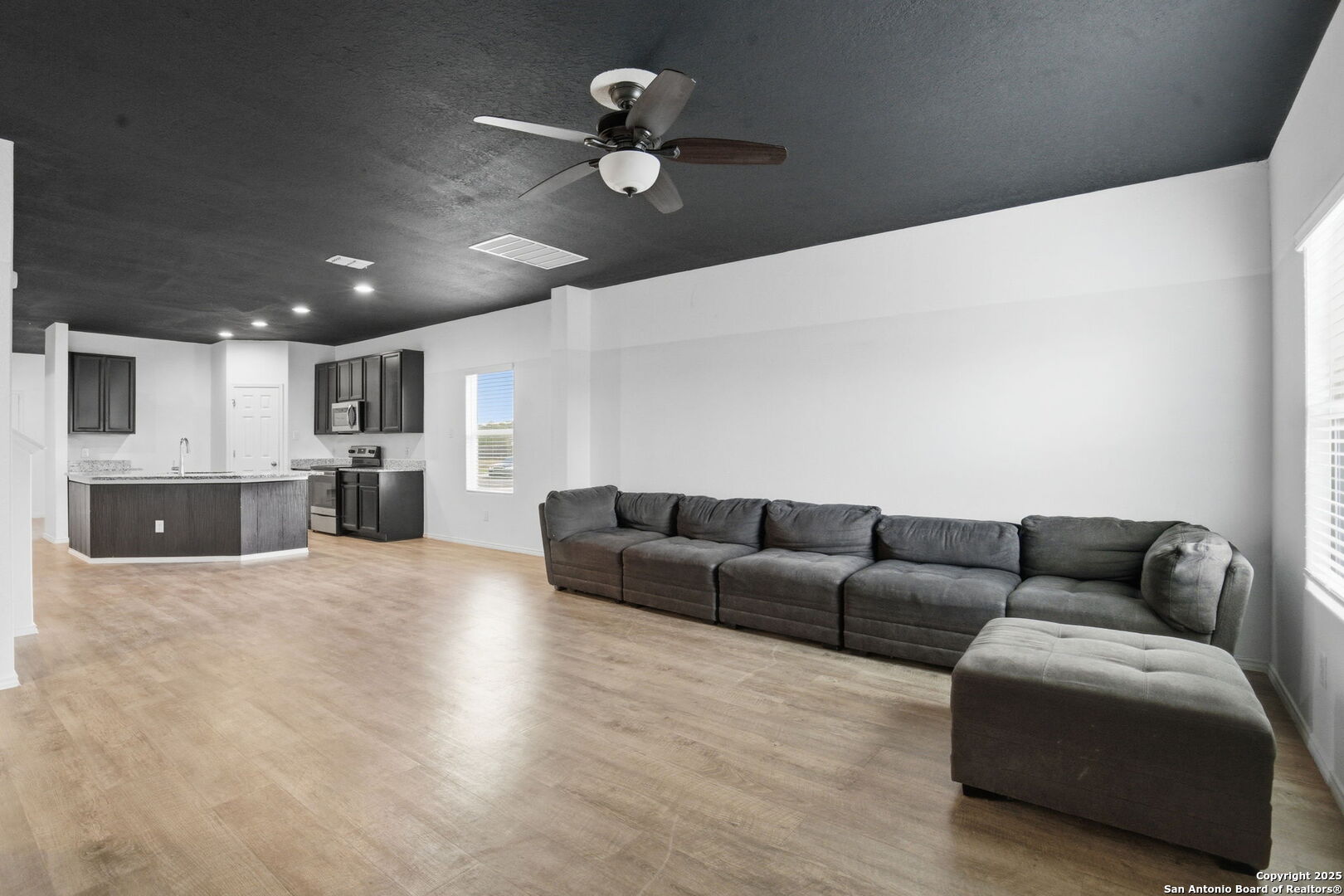 7338 Storm Moon Converse, TX 78109 - Photo 9 of 31 a living room with furniture and kitchen view