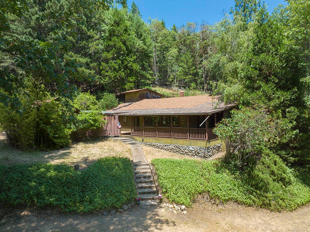 2756 Robertson Bridge Road Grants Pass, OR 97526 - Photo 12 of 46 9