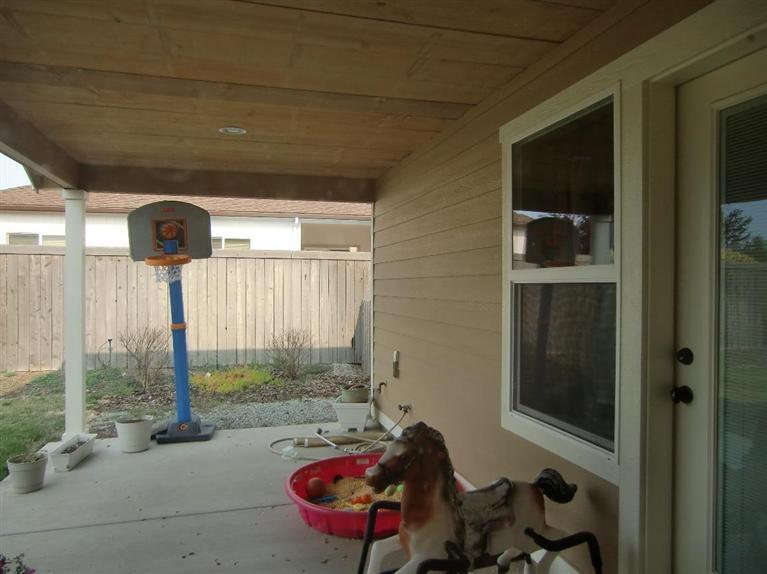 587 Barton Road Eagle Point, OR 97524 - Photo 4 of 13 a room with gym equipment