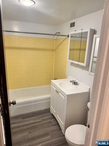 $1,800 | 240 Anderson Street, Unit 5H, Hackensack, NJ 07601