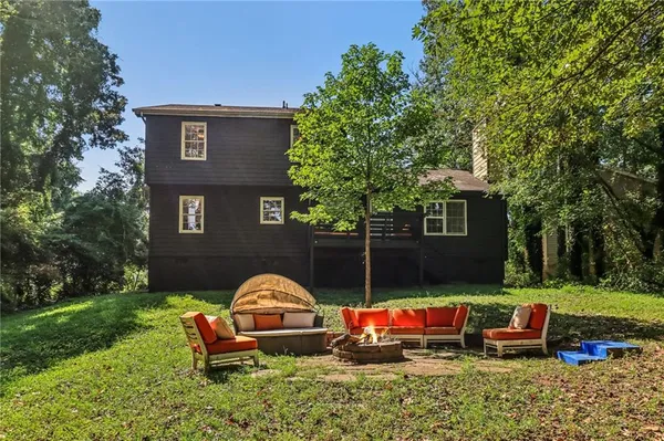 a view of a house with backyard