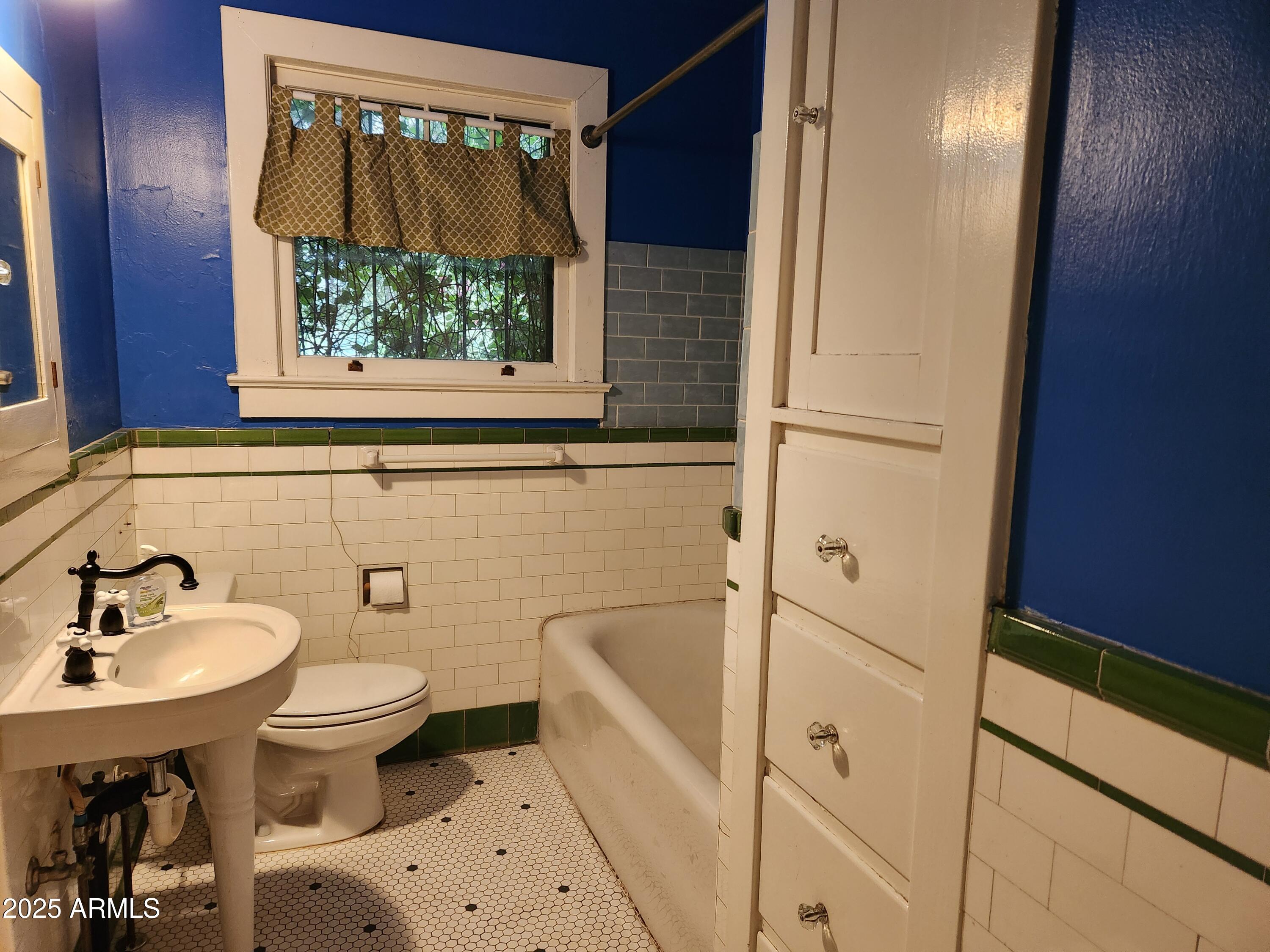 905 West McDowell Road Phoenix, AZ 85007 - Photo 6 of 11 Bath with mini-hex tile