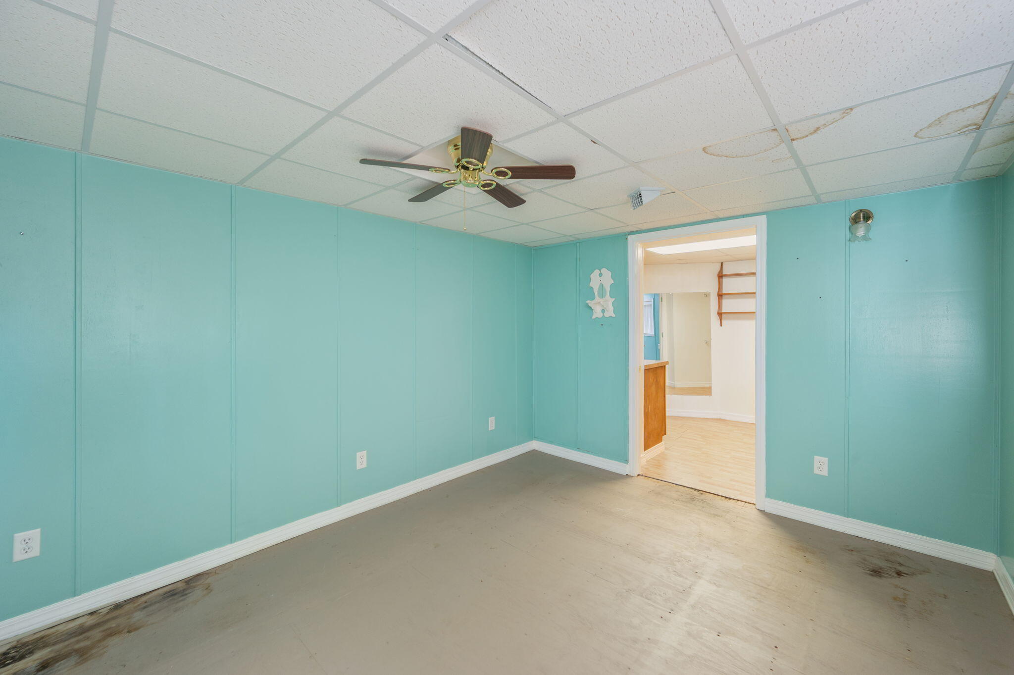 5644 Old Bethel Road Crestview, FL 32536 - Photo 37 of 55 an empty room with a ceiling fan and a window