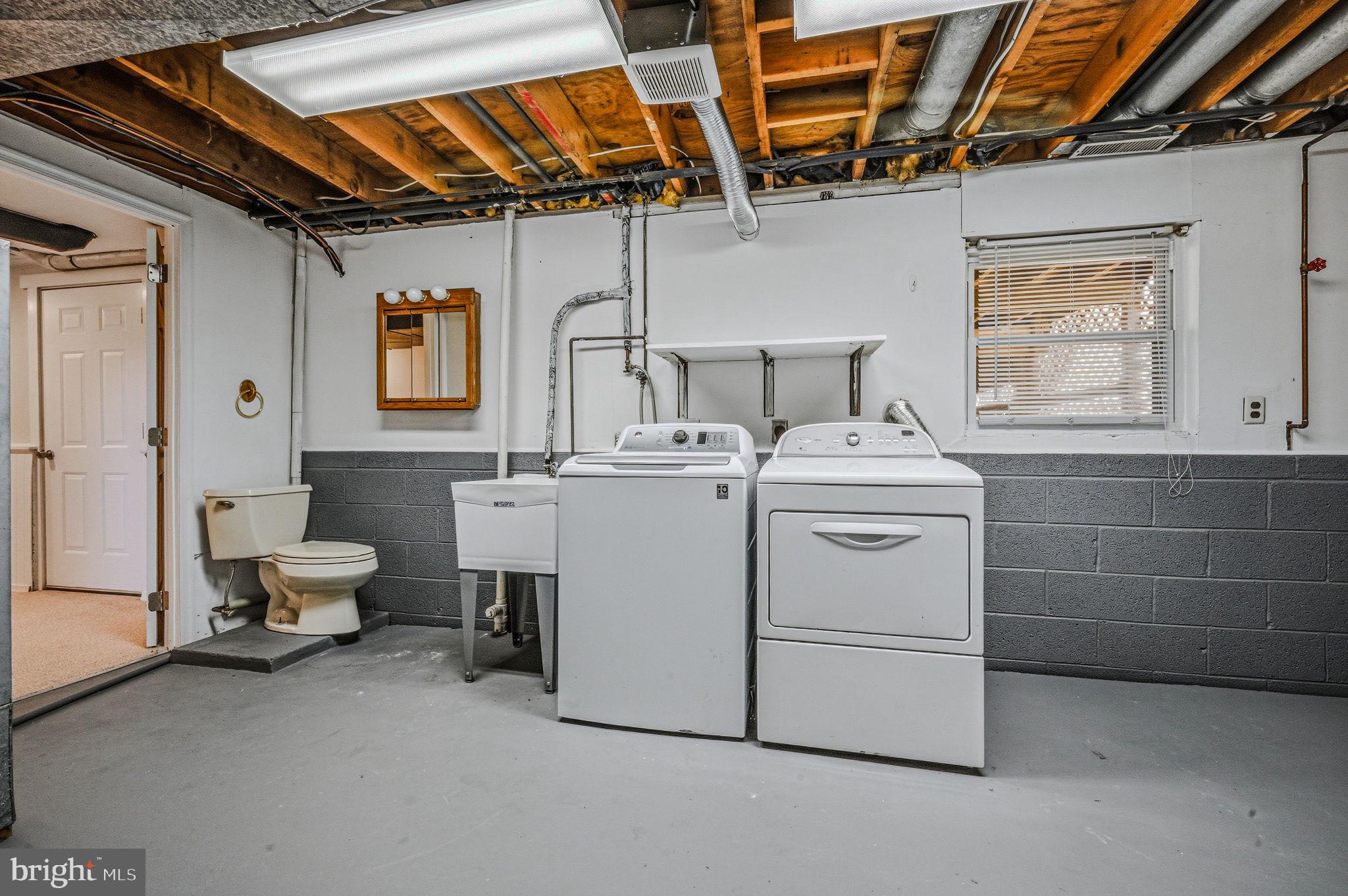 106 Fox Drive Newark, DE 19713 - Photo 37 of 37 a utility room with dryer and washer