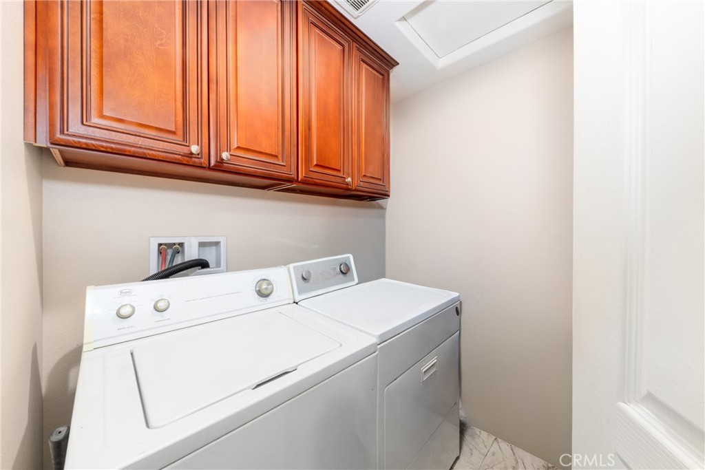 14632 Maricopa Road Victorville, CA 92392 - Photo 12 of 43 a utility room with dryer and washer