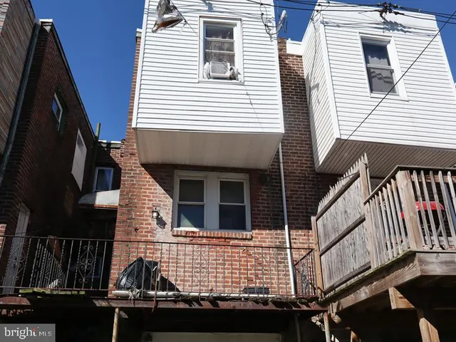 a car parked in front of a building