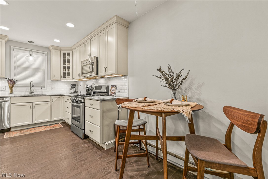 eat in kitchen