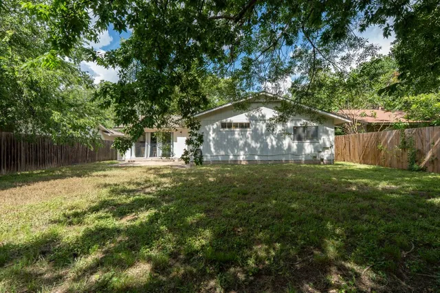 a view of yard with green space