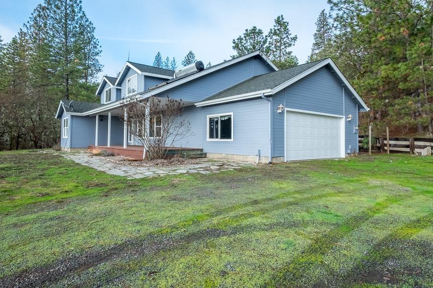 6550 Beagle Road White City, OR 97503 - Photo 2 of 24 a front view of house with yard and green space