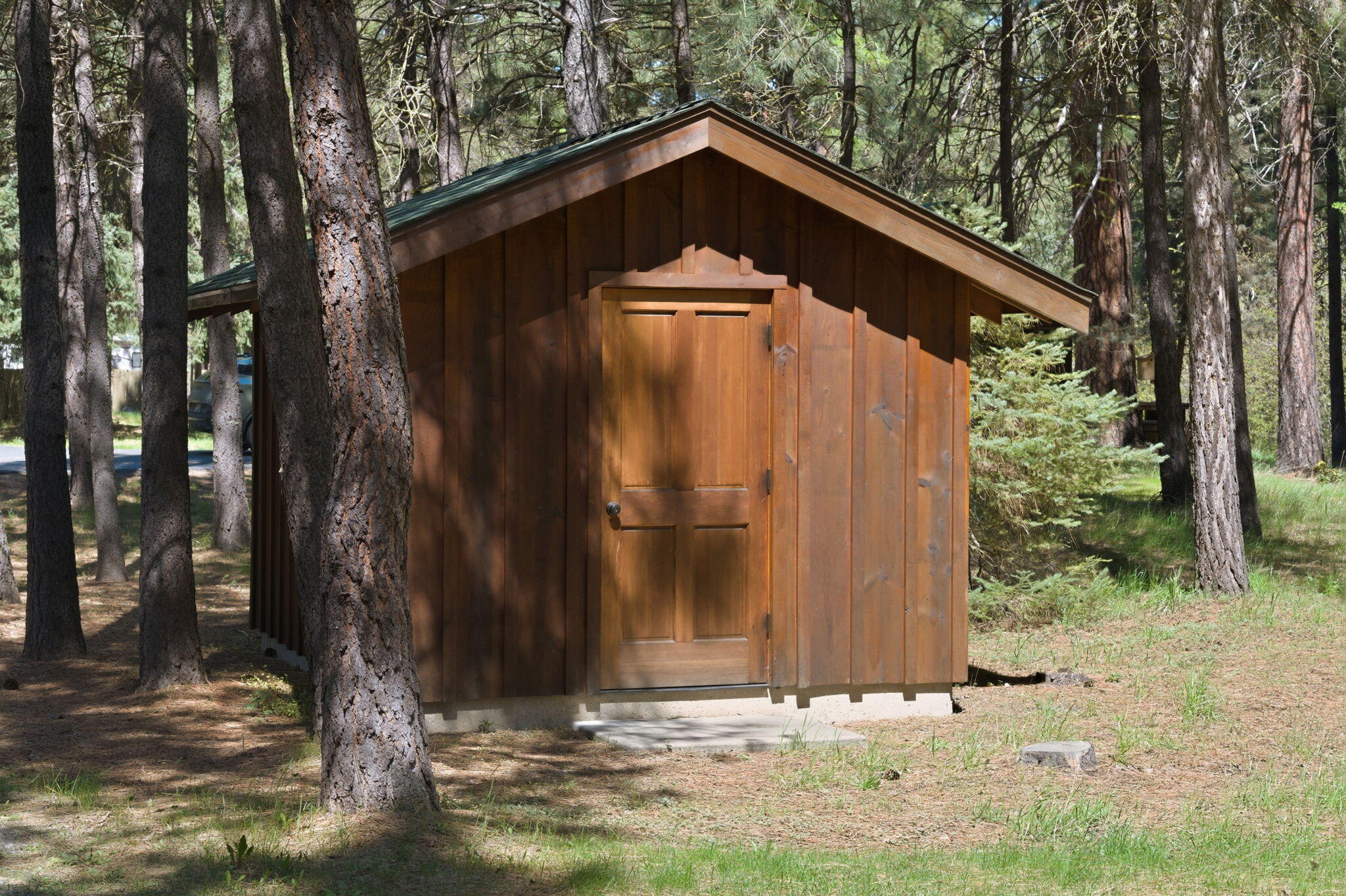 13375 Southwest Forest Service Road, Unit CABIN 18 U1 Camp Sherman, OR 97730 - Photo 22 of 31 a backyard of a house with lots of green space
