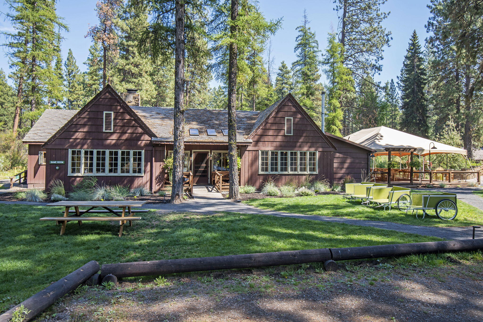13375 Southwest Forest Service Road, Unit CABIN 18 U1 Camp Sherman, OR 97730 - Photo 25 of 31 a front view of a house with a garden