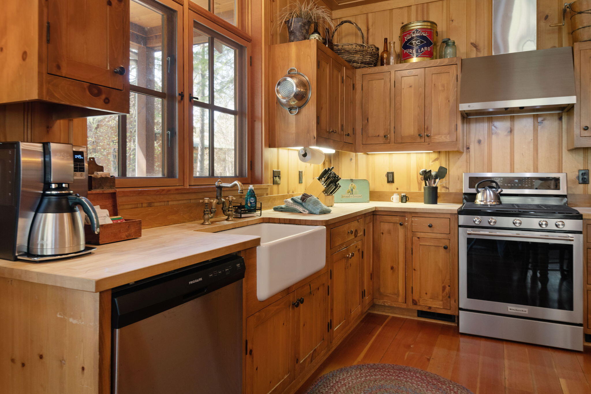 13375 Southwest Forest Service Road, Unit CABIN 18 U1 Camp Sherman, OR 97730 - Photo 6 of 31 a kitchen with a sink stove and cabinets