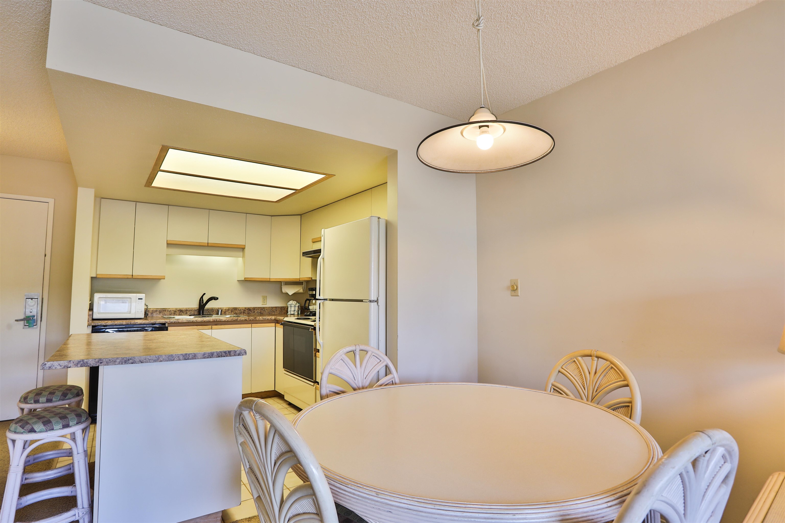 2575 South Kihei Road, Unit G306 Kihei, HI 96753 - Photo 11 of 18 a view of a dining room with furniture