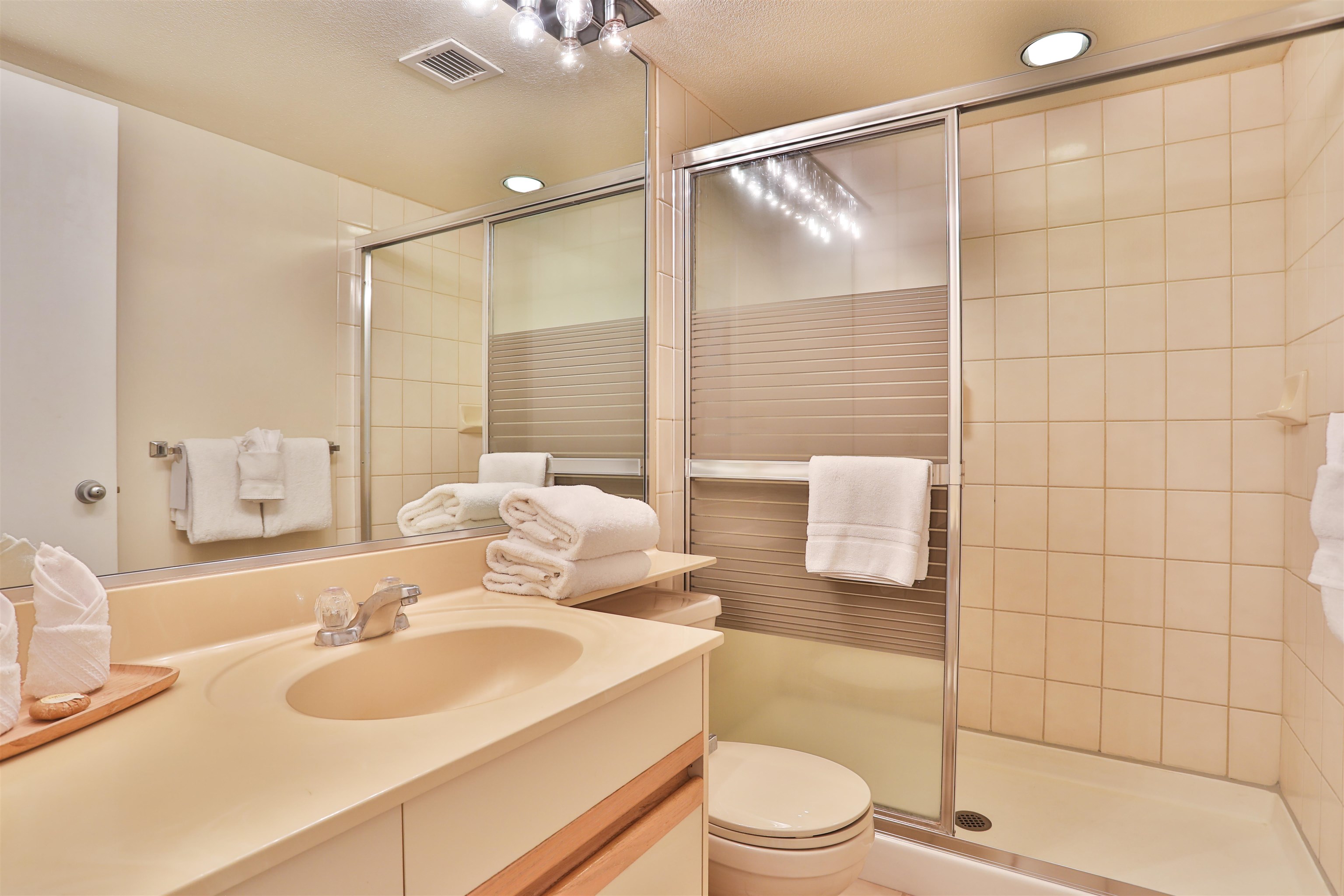 2575 South Kihei Road, Unit G306 Kihei, HI 96753 - Photo 14 of 18 a bathroom with a sink toilet and shower