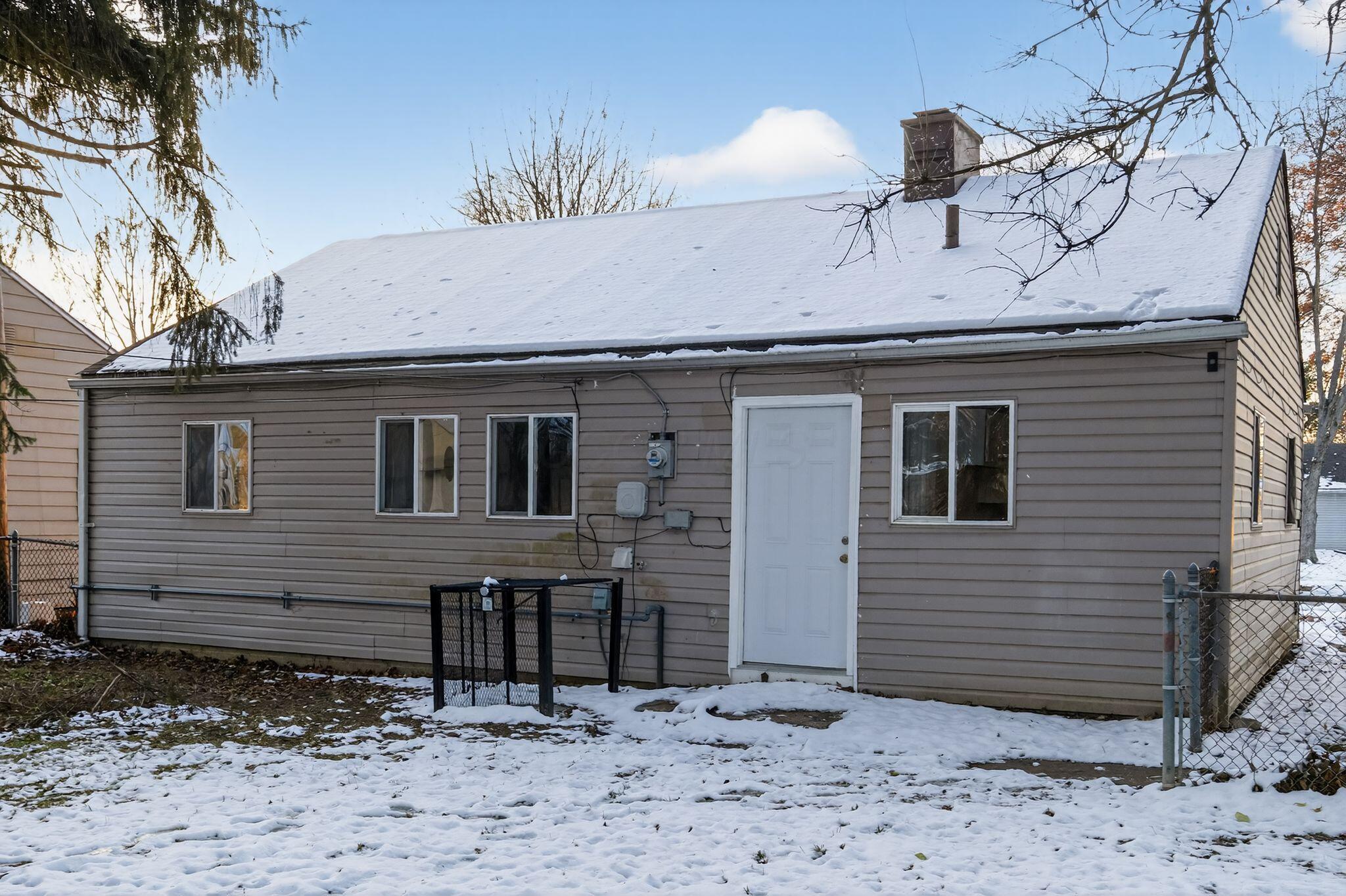 1042 South Hampton Road Columbus, OH 43227 - Photo 4 of 31 06_1042_S_Hampton_Rd_Columbus_OH_43227-E