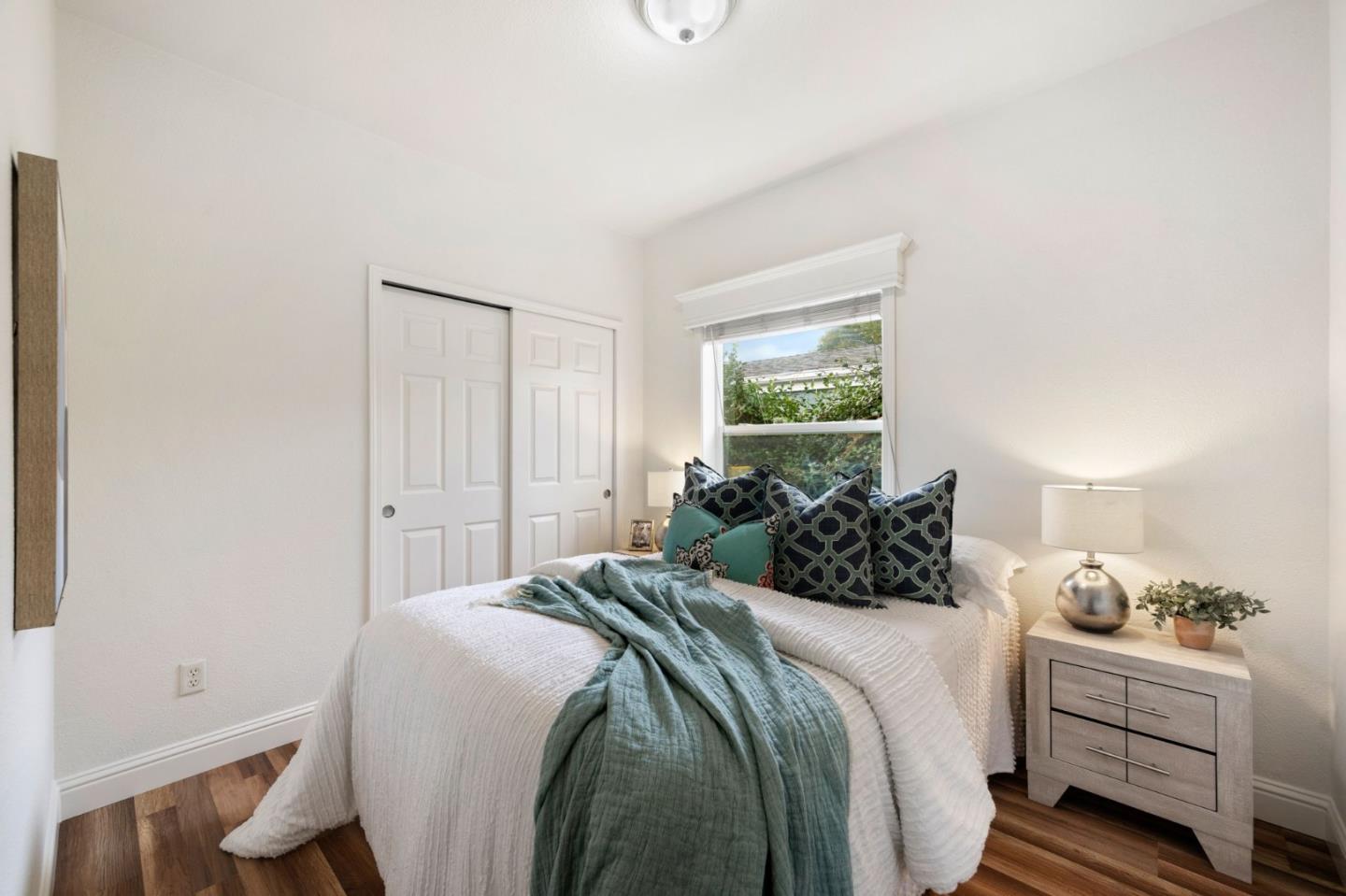 6130 Monterey Road, Unit 189 San Jose, CA 95138 - Photo 21 of 42 a bedroom with a large bed and a window