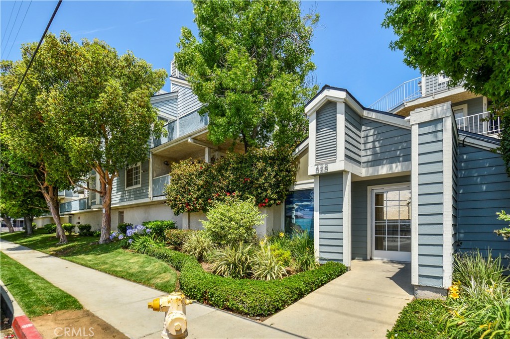 628 Daisy Avenue, Unit 222 Long Beach, CA 90802 - Photo 2 of 25 a front view of a house with garden