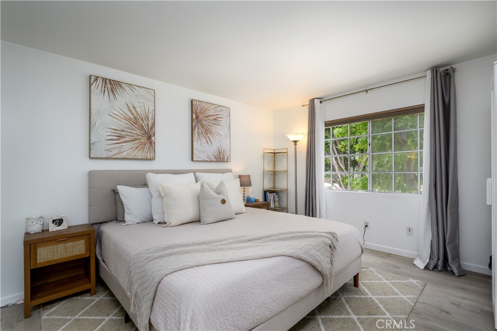 628 Daisy Avenue, Unit 222 Long Beach, CA 90802 - Photo 10 of 25 a bedroom with a large bed and a window