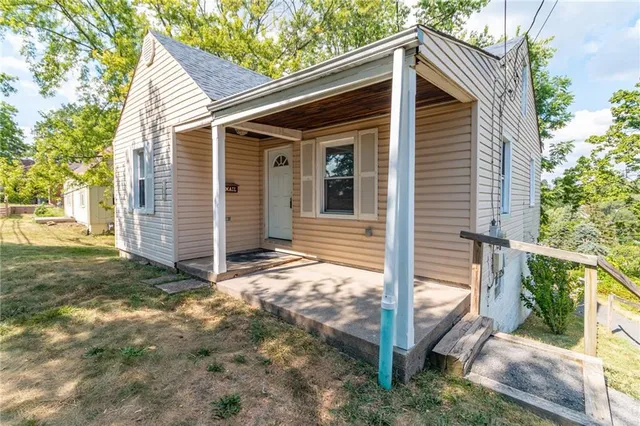 a view of a house with backyard