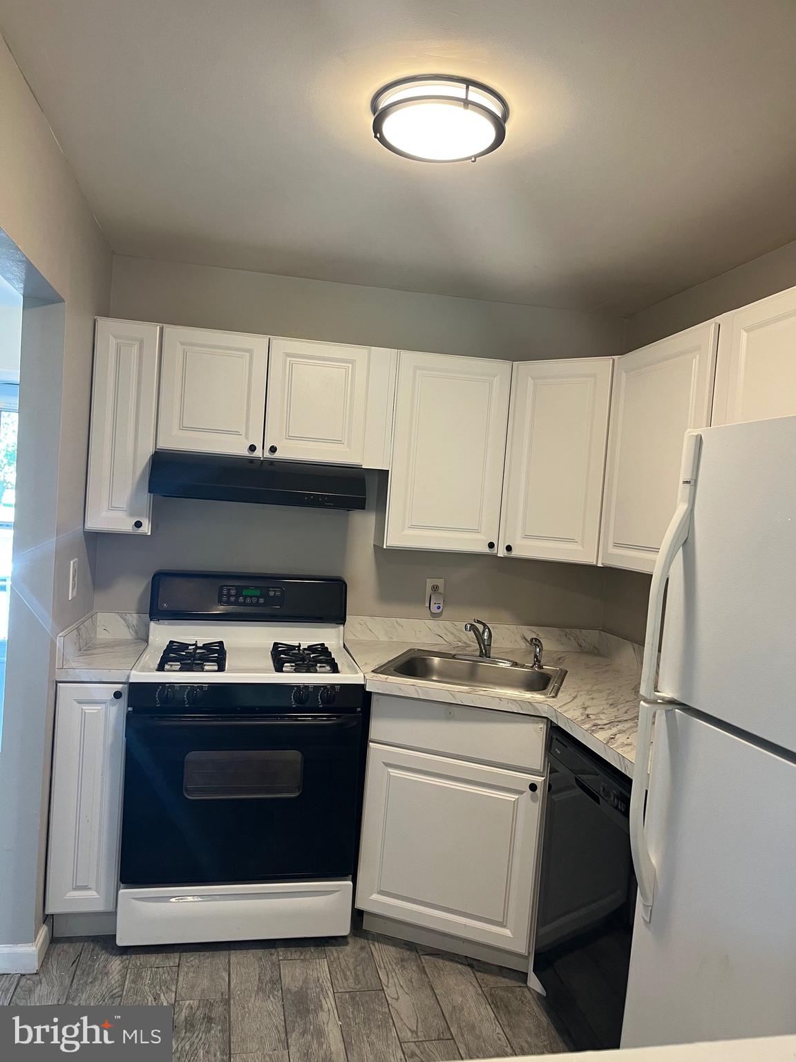 815 Woodchip Road Lumberton, NJ 08048 - Photo 17 of 32 a kitchen with a stove and a refrigerator