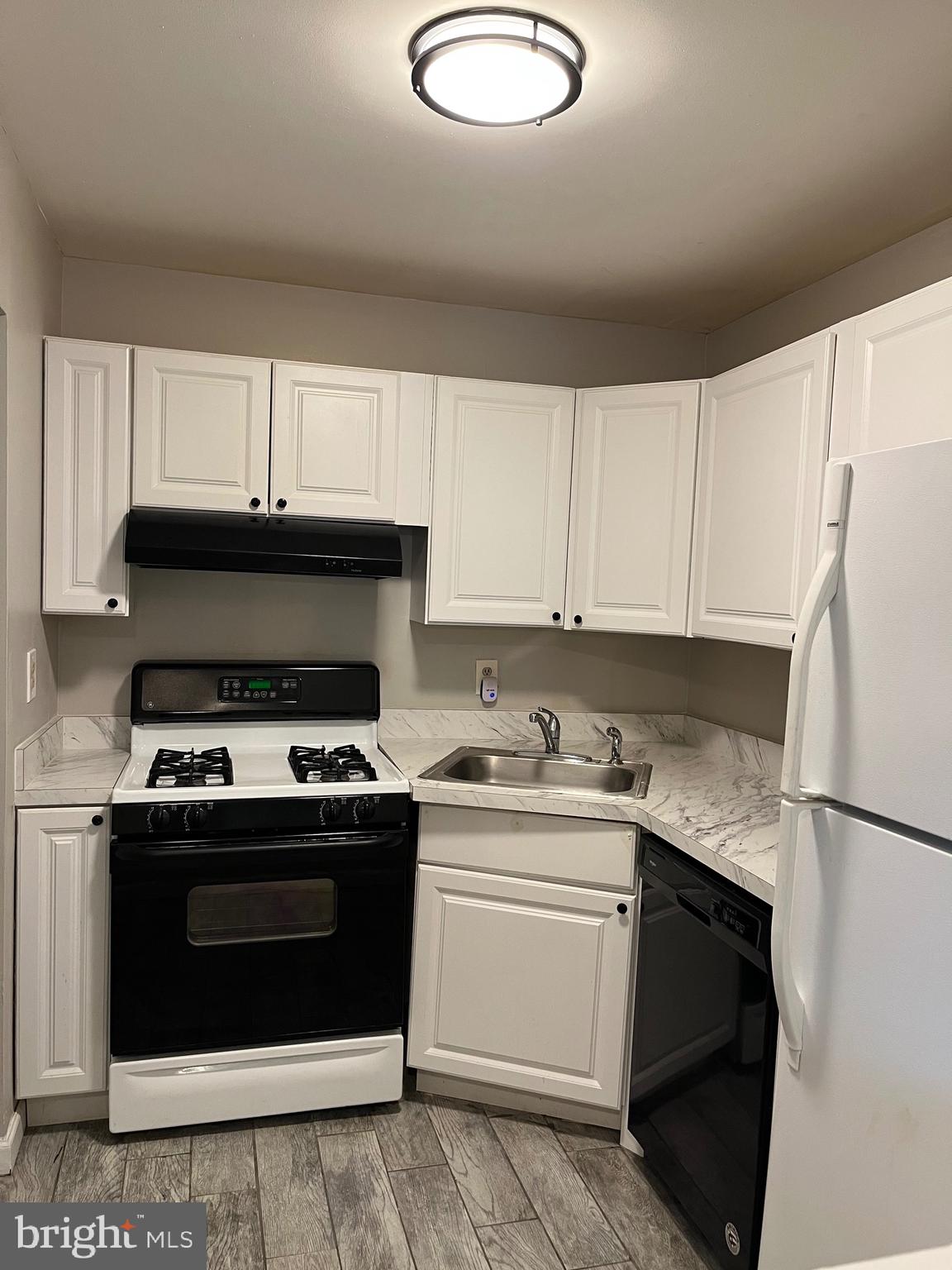 815 Woodchip Road Lumberton, NJ 08048 - Photo 32 of 32 a kitchen with a stove and a refrigerator